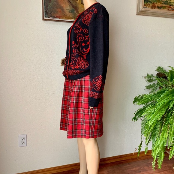 Vintage Pendleton Virgin Wool Ornate Design Black Red cardigan - Picture 8 of 9